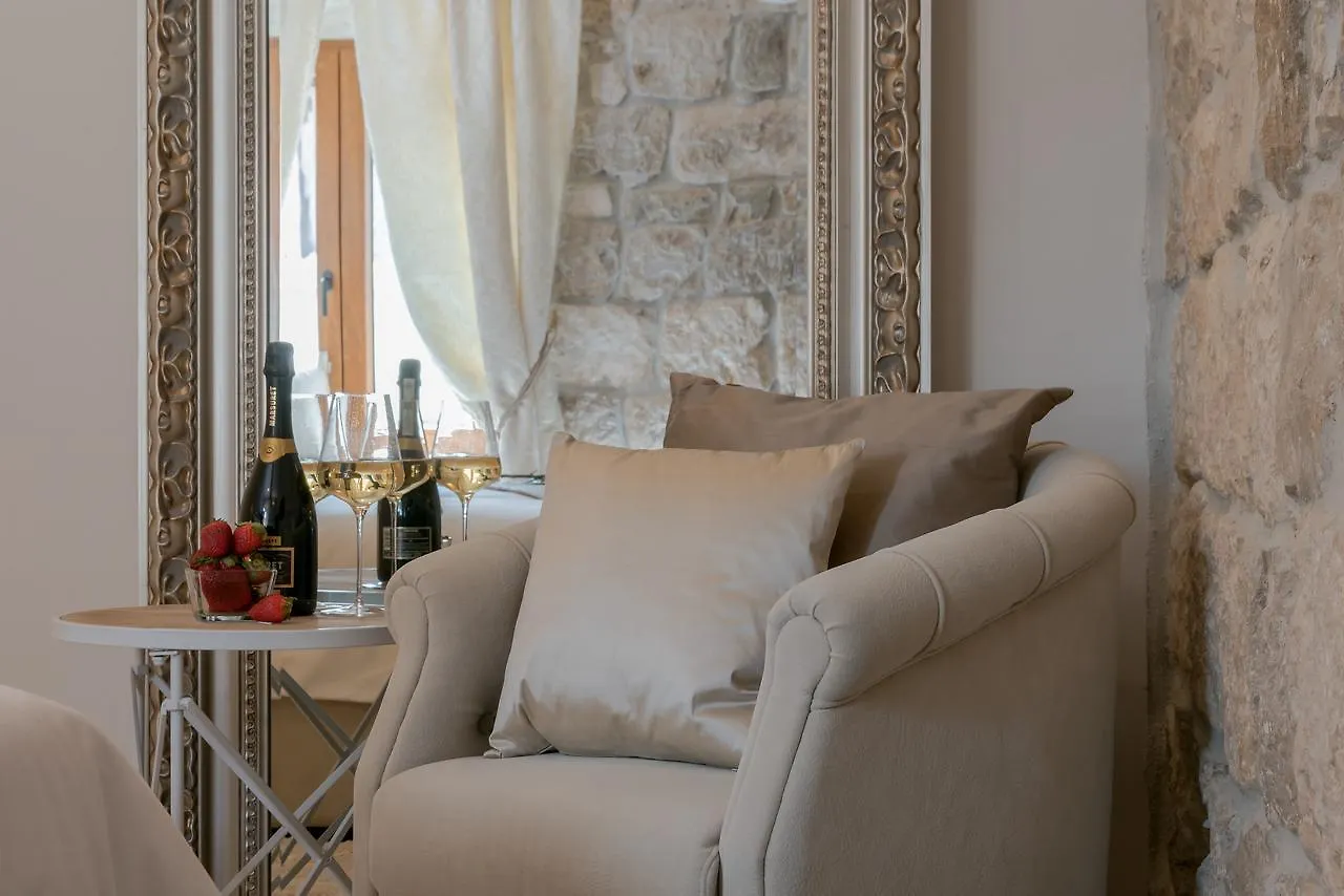 Jupiter Lux Rooms Split Bed and breakfast