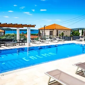 https://calma-apartments.hotels-in-trogir.com