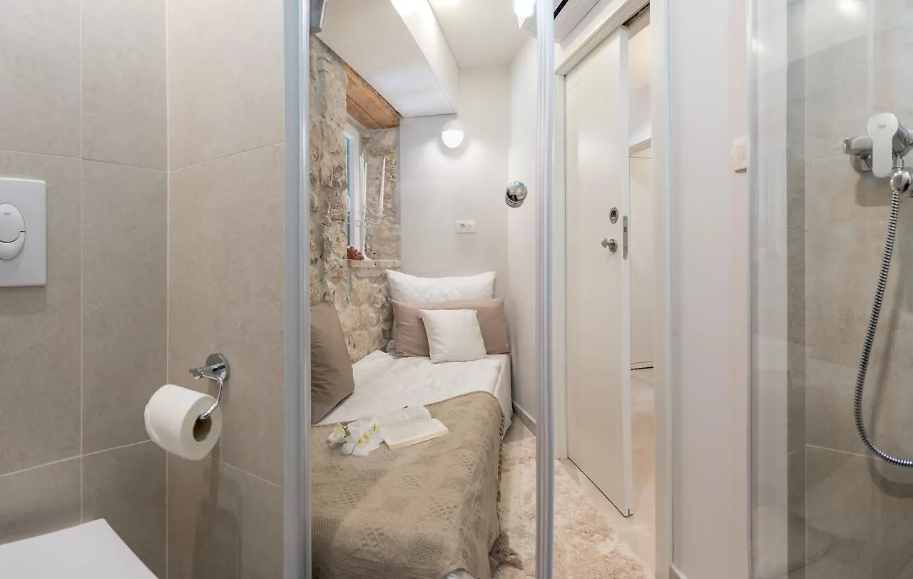 Jupiter Lux Rooms Split Bed & Breakfast