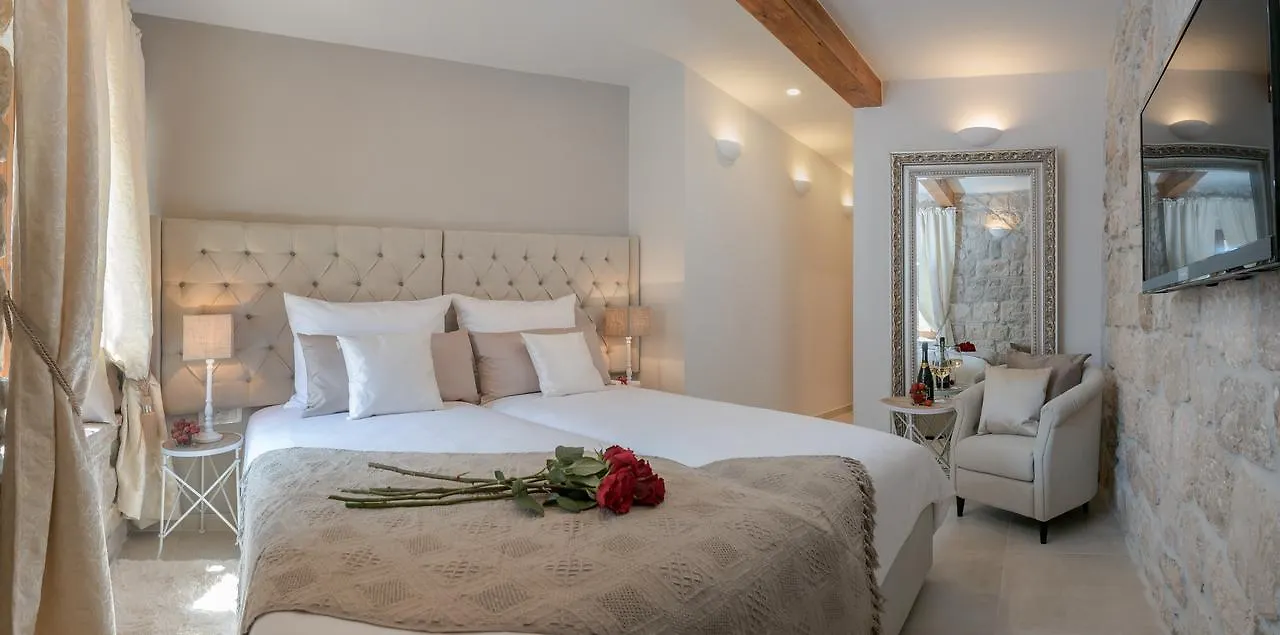 Jupiter Lux Rooms Split Bed & Breakfast